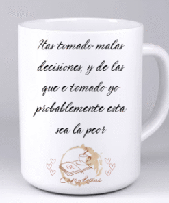“Taza Crónicas Vampíricas con frase icónica y diseño para fans.”